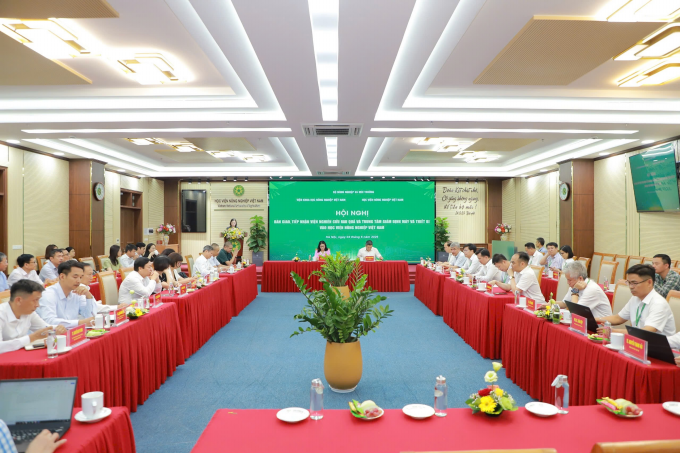 Hội nghị bàn giao, tiếp nhận Viện Nghiên cứu Rau quả; Trung tâm Giám định máy và Thiết bị vào Học viện Nông nghiệp Việt Nam